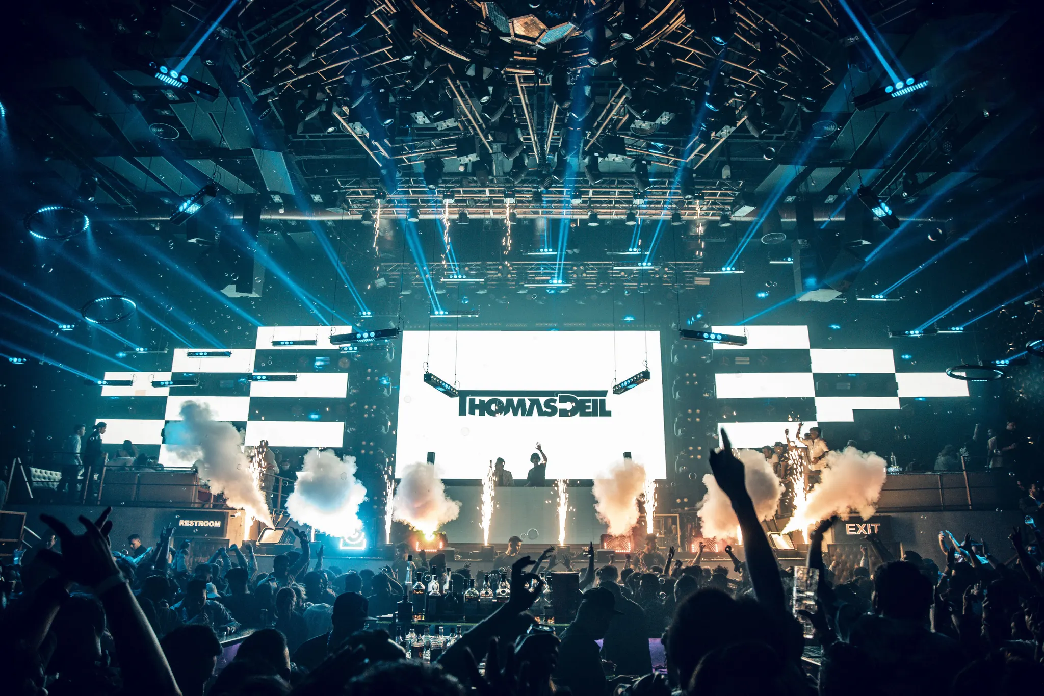 Thomas Deil live under blue lasers
