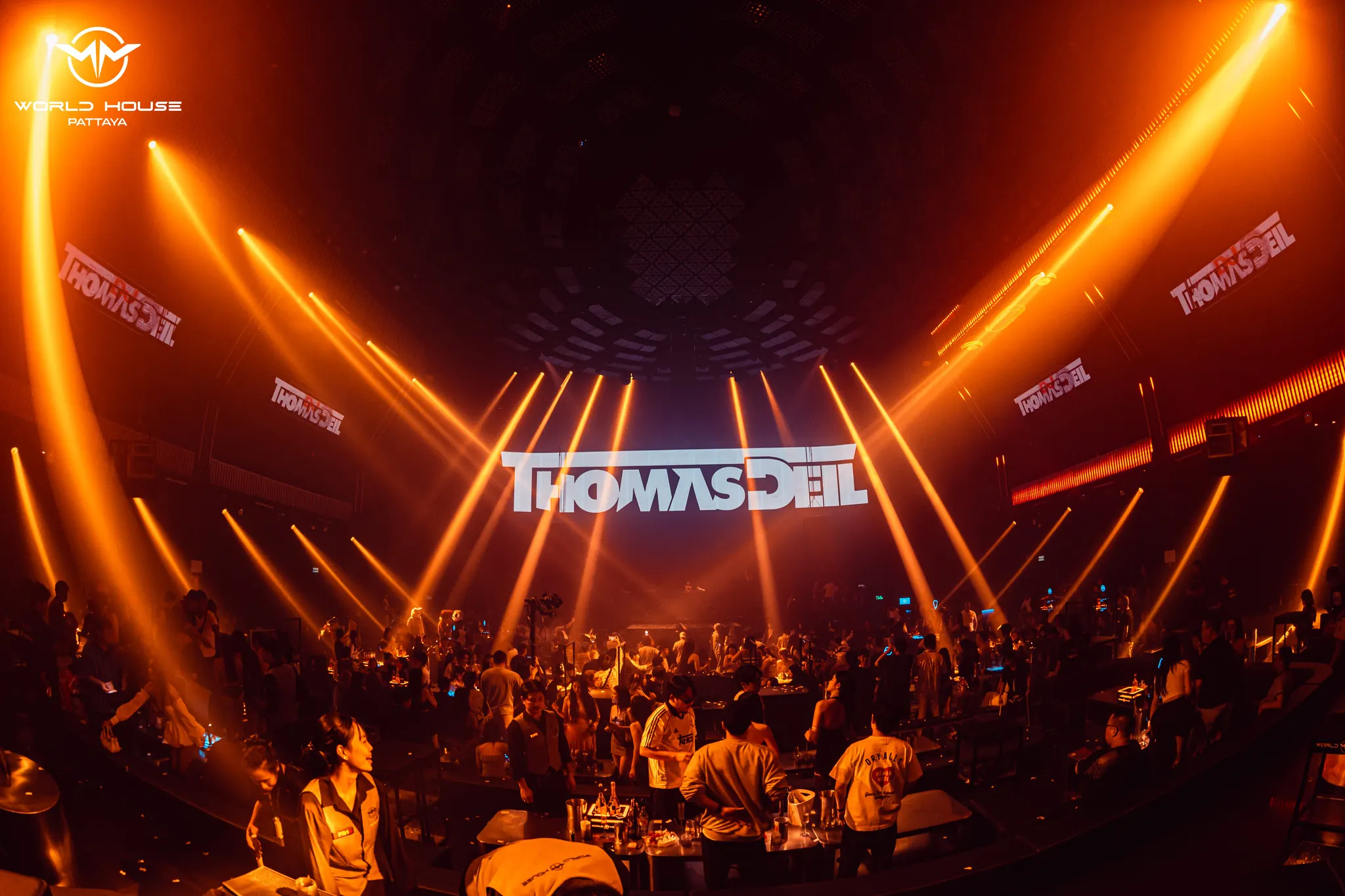 Thomas Deil live under red stage lights